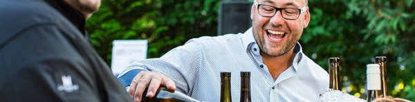 Andreas Braunecker, Winzer vom Weingut Bosch in Kronau, Baden beim Wein einschenken